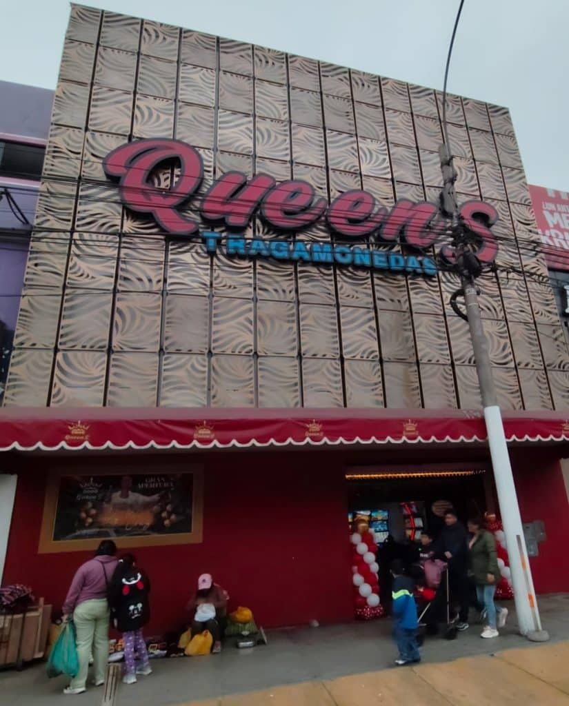 EN LA SALA QUEEN´S UBICADA EN EL DISTRITO DE LOS OLIVOS EN LIMA.